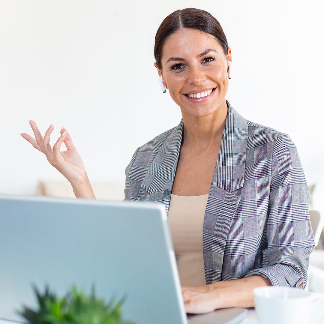 Diretora de RH - Recursos Humanos satisfeita por ter acesso em seu notebook ao BMA Acesso, BMA Ponto e BMA Folha, softwares da BMA Sistemas que facilitam e agilizam a gestão de pessoas em pequenas, médias e grandes empresas. O texto sobre imagem confirma: BMA Faz tudo ficar Bem Melhor Agora.