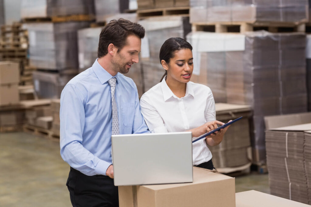 Imagem mostra funcionários de uma empresa em um depósito de produtos e ilustra o registro e monitoramento de atividades do BMA Acesso em diversos ambientes empresariais.