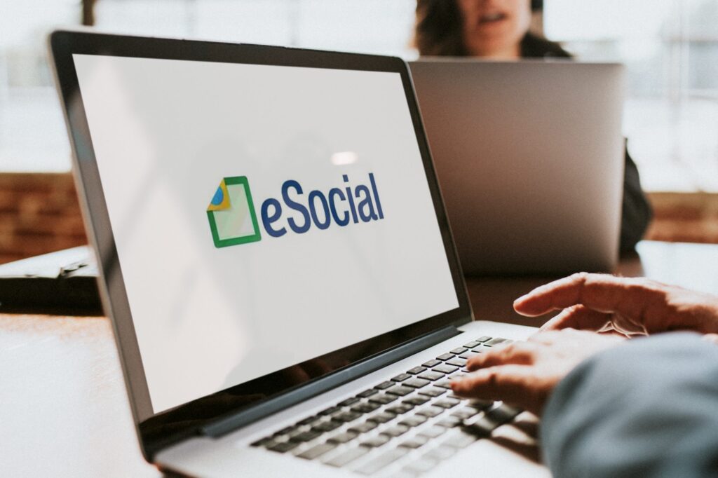 Tela do e-social em um notebook.