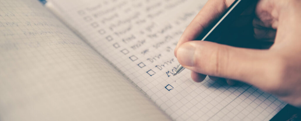 Imagem ilustra uma conferência manual para apurar horas trabalhadas. A implantação do BMA Ponto resolve este problema do jeito mais eficiente para obter disciplina no cumprimento da jornada de trabalho.